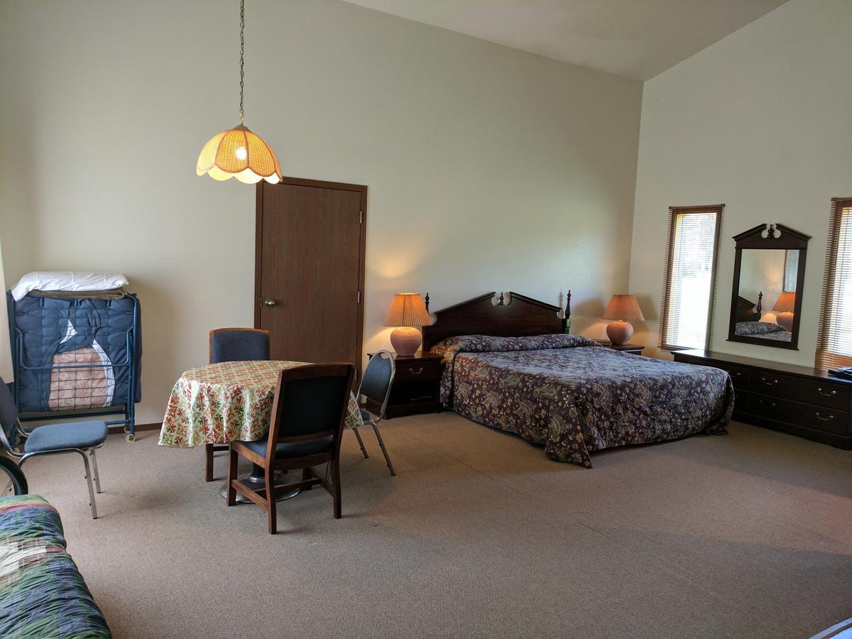 Rock Creek Mercantile & Motel Clinton Ngoại thất bức ảnh